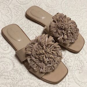 Bandolino Sandals Flats Size 5.5M Fashion Sandals Beige Tan Flower Puff Design